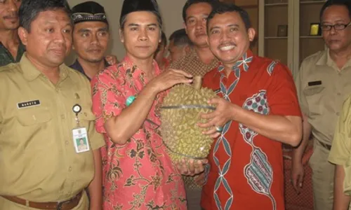 HASIL PERKEBUNAN : Wow, Durian Pogog Seberat 7,5 Kg Diserahkan ke Bupati Wonogiri