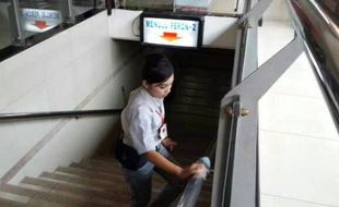 TRENDING SOSMED : Petugas Cleaning Service Cantik Ini Sedang Ramai Dibicarakan