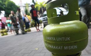 KELANGKAAN ELPIJI : Elpiji 3 Kg Langka, Warga Jebres Memasak Pakai Arang