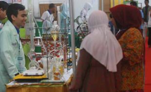 FOTO PAMERAN PENDIDIKAN : Alat Pengubah Jelantah Jadi Biodiesel Karya Siswa SMK