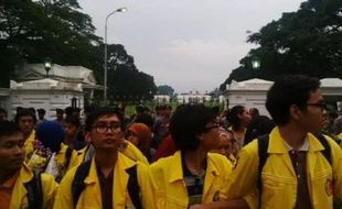 DEMO MEI 2015 : Penjagaan Aksi Demo, Personel Kepolisian Tak Bersenjata Api