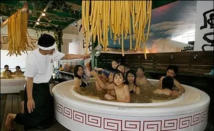 KISAH UNIK : Spa House di Jepang Tawarkan Sensasi Berendam di Kuah Ramen