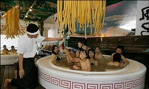 KISAH UNIK : Spa House di Jepang Tawarkan Sensasi Berendam di Kuah Ramen