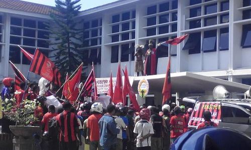 AFC CUP 2015 : Laga Persipura Vs Pahang Tak Jelas, Persipuramania Demo Menpora