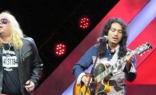 X FACTOR INDONESIA : Gitar Antar Yosua Finalis AFI 2013 Lolos Tantangan Duel X Factor ID