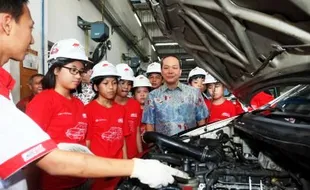 FOTO AUTO2000 Gelar Student Goes to Bengkel