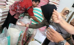 FOTO BERAS PLASTIK : Tim Pemkot Tulungagung Panaskan Beras