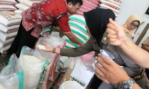 FOTO BERAS PLASTIK : Tim Pemkot Tulungagung Panaskan Beras