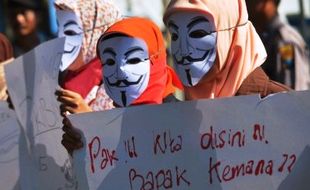 FOTO DEMO MEI 2015 : Mahasiswa Madiun Demo di Makam Pahlawan