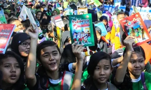 FOTO HARI BUKU NASIONAL : Pelajar Gemakan Kediri Lautan Buku