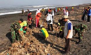 FOTO HUT HARIAN JOGJA : Harian Jogja Ajak Resik-Resik Trisik