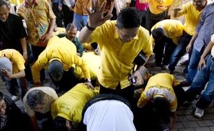 KONFLIK INTERNAL PARTAI GOLKAR : Menkumham dan Kubu Ical Ajak Agung Ikut Munaslub