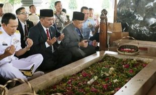 FOTO LEMHANAS Ziarahi Makam Soekarno