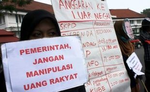 FOTO MALANG CORRUPTION WATCH : Kunker Wali Kota Malang Tuai Protes