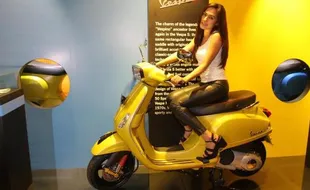 FOTO MOTOR TERBARU : SPG Ini Kawal Vespa Terbaru…