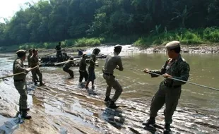 FOTO PENAMBANGAN PASIR : Mesin Penyedot Pasir Brantas Ditertibkan