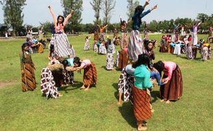 FOTO PENGUMUMAN KELULUSAN 2015 : Adik Kelas Hibur Lulusan Baru