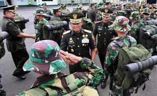 FOTO PERBATASAN INDONESIA-MALAYSIA : Ini Tentara Pembangun Jalan Perbatasan