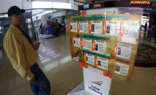 FOTO TIKET KA : Papan Petunjuk Mudahkan Penumpang KA