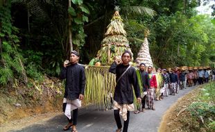 TRADISI KULONPROGO : Ungkapkan Syukur, Warga Arak Gunungan Gula Jawa