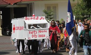 FOTO HARI PERAWAT INTERNASIONAL : Berpawai dan Mengendukasi