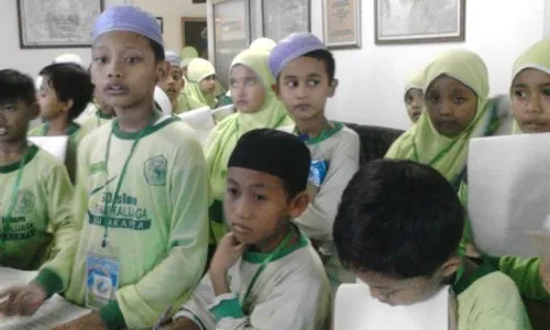 FOTO KUNJUNGAN : Murid SD Islam Sunan Kalijaga Berkunjung ke Solopos