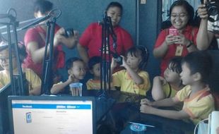 FOTO KUNJUNGAN MEDIA : Outing Class, TK Golden Kids Main ke Solopos