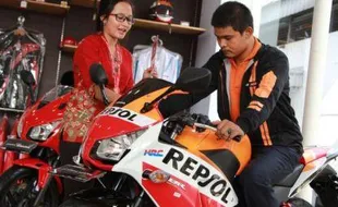 BURSA SEPEDA MOTOR : Penjualan AISI: Honda CBR150R Lokal “Salip” Yamaha R25