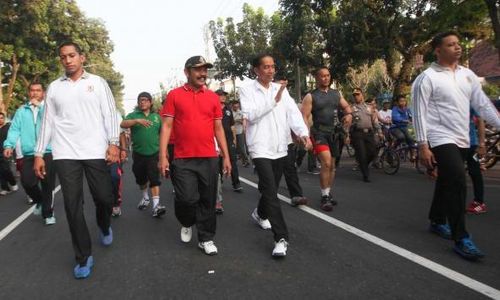 AGENDA PRESIDEN : Jalan-Jalan di CFD Solo, Jokowi Borong Bengkuang dan Kacang Rebus