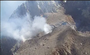 PENDAKI JATUH KE KAWAH MERAPI : 4 Anggota Tim SAR Turuni Tebing Kawah Merapi