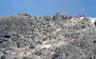 PENDAKI JATUH KE KAWAH MERAPI : Tanpa Baju Tahan Panas, Begini Aksi Heroik Lahar di Dasar Kawah