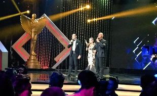 PANASONIC GOBEL AWARDS 2015 : Jadi Host, Syahrini Tetap Nyanyikan Maju Mundur Cantik