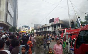 PASAR JOHAR TERBAKAR : 18 Mobil PMK Disiagakan, Pedagang Gelar Lapak di Pinggir Jalan