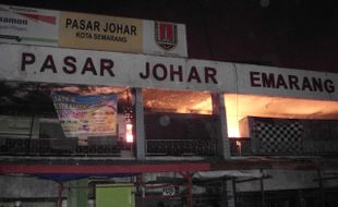 PASAR JOHAR TERBAKAR : Api Belum Padam, Kerugian Ditaksir Ratusan Miliar Rupiah