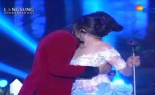 SCTV MUSIC AWARD 2015 : So Sweet, Prilly Terharu Dipeluk  Aliando