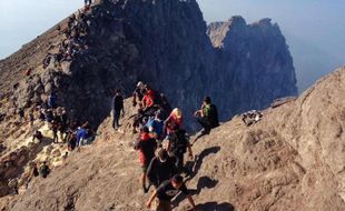 PENDAKI JATUH KE KAWAH MERAPI : Inilah 6 Anggota SAR yang Bertaruh Nyawa Masuk Kawah