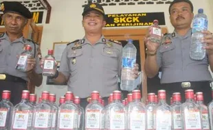 OPERASI PEKAT : Puluhan Botol Miras Disita Polsek Wonogiri 