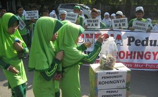 AKSI KEPEDULIAN : Ratusan Siswa SD Kumpulkan Bantuan untuk Rohingya