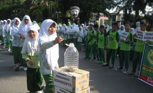 FOTO AKSI PEDULI : Siswa SD Islam Al Fatah Peduli Pengungsi Rohingya