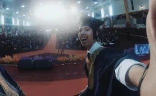 SELFIE KONTROVERSIAL : Selfie Saat Wisuda, Mahasiswa Ini Batal Lulus