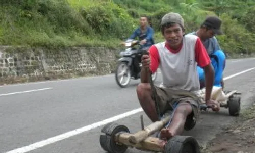 BECAK LAWU : Kredit Motor Kian Mudah, Becak Lawu Mulai Punah