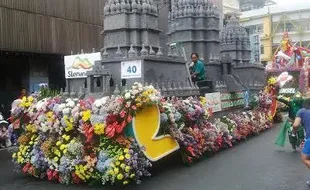 PARADE BUNGA 2015 : Hujan Tak Surutkan Langkah Ribuan Warga Surabaya