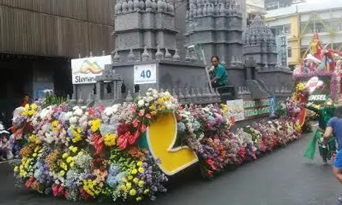 PARADE BUNGA 2015 : Hujan Tak Surutkan Langkah Ribuan Warga Surabaya