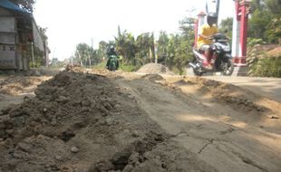 JALAN RUSAK SRAGEN : Luar Biasa! Masaran-Gemolong 15 Km, 1 Jam