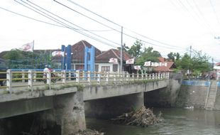 KERUSAKAN INFRASTRUKTUR : Fondasi Diterjang Arus Sungai, Jembatan Tukuman Melengkung