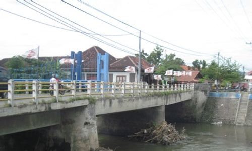 KERUSAKAN INFRASTRUKTUR : Fondasi Diterjang Arus Sungai, Jembatan Tukuman Melengkung