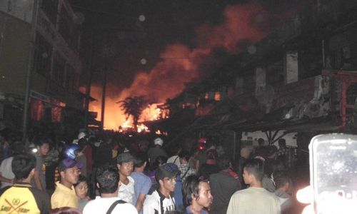 PASAR JOHAR TERBAKAR : Asap Masih Mengepul, Pedagang Nekat Selamatkan Barang