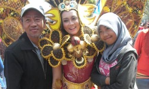 LABUH SESAJI SARANGAN : Berdandan Mewah, Wanita-Wanita Cantik Ini Jadi Rebutan Foto Selfie Masyarakat