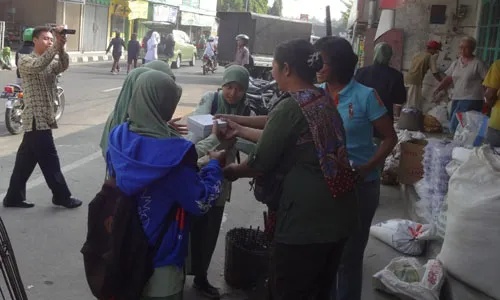 PENGUMUMAN UN : Lulus, Ratusan Siswa MAN 2 Wates Bagikan Nasi Bungkus