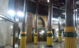 MASJID UNIK : Tiang Penyangga Masjid Ini Miring Semua, Disengaja atau Tidak?